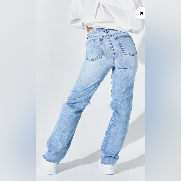 PRETTYLITTLETHING Petite Light Blue Wash Ripped Long Leg Straight Jeans - US 6 - Picture 3 of 12